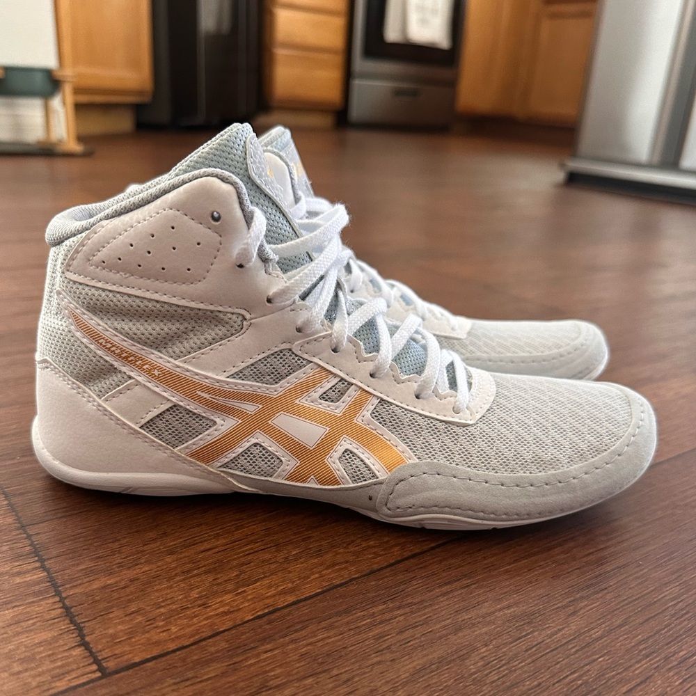 Asics Matflex White and Gold Wrestling Shoes NEW 37.5 / 6.5
Womens